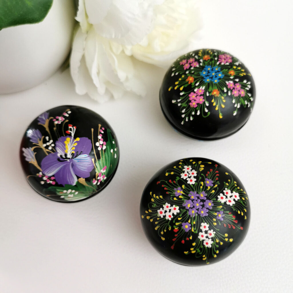 Lot de 3 petites boites rondes en bois, artisanat floral vintage - Europe de l'Est