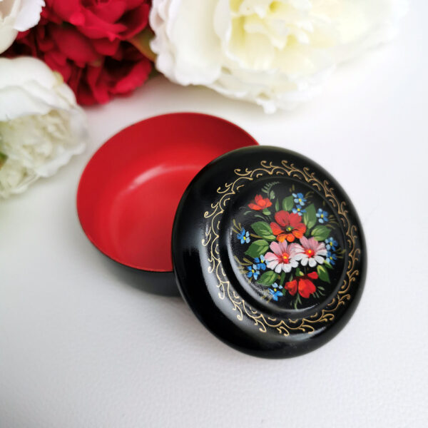 Boite ronde en métal laqué peinte à la main fleurs rouges et bleu - Russie – Image 2