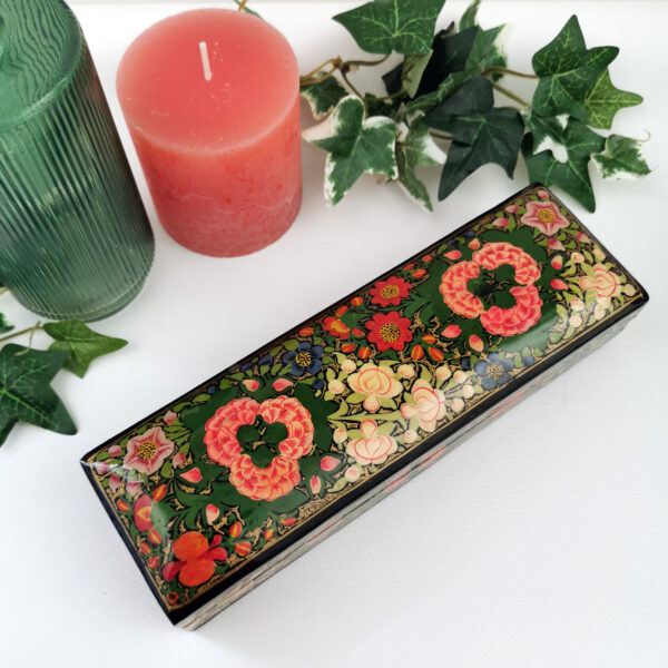 Boite rectangulaire en papier mâché laqué à motifs floraux - Inde – Image 2