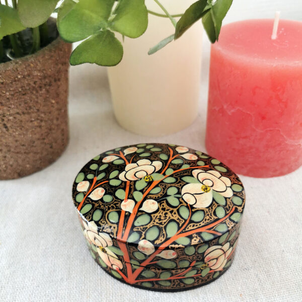 Boite en papier mâché laqué motif floral vert, blanc et orange