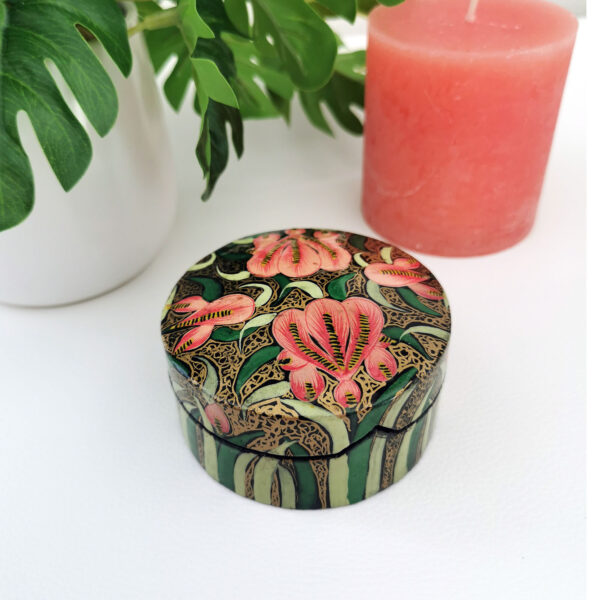 Boite en papier mâché laqué avec motif floral vert et orangé