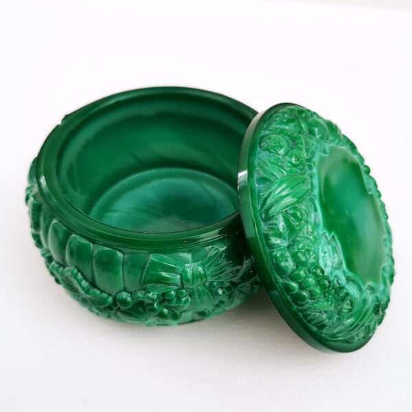 Boite en verre de malachite avec décor de fruits (Années 30) - Tchécoslovaquie – Image 2