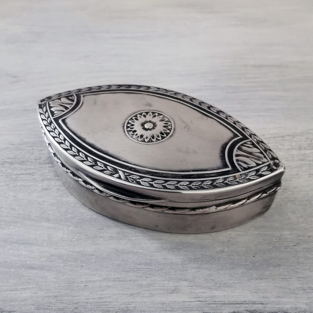 Petite boite en argent massif en forme de navette