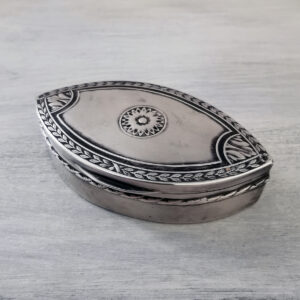 Petite boite en argent massif en forme de navette