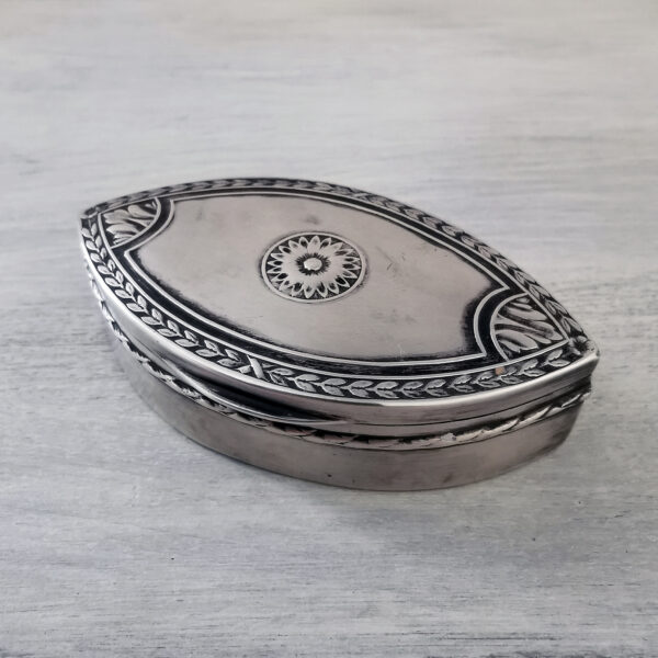 Petite boite en argent massif en forme de navette