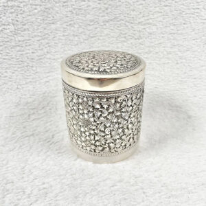 Boite ancienne en argent massif repoussé - décor floral et intérieur bois (début XXème siècle)