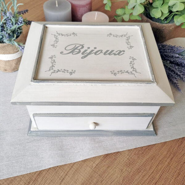 Grande boite à bijoux en bois couleur blanc crème et gris avec inscription du mot bijoux sur le dessus, esprit campagne chic
