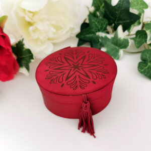 Petite boite à bijoux en tissu rouge décorée