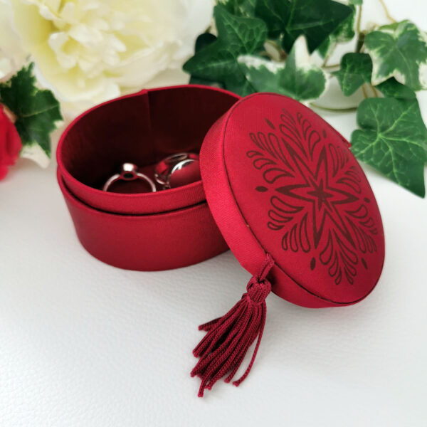 Petite boite à bijoux en tissu rouge décorée – Image 2