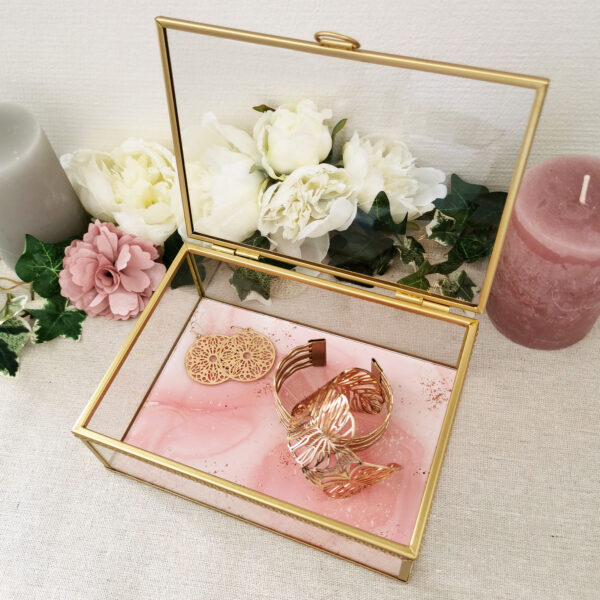 Boite à bijoux rectangulaire en verre et laiton avec fond marbré rose