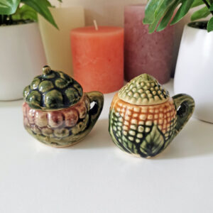 Deux petites boîtes vintage en barbotine émaillée, décor épi de maïs et grappe de raisin, années 40 à 60