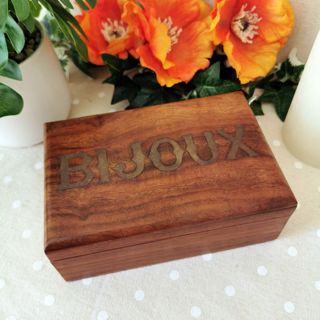 Boîte en bois avec inscription “BIJOUX” incrustée en métal – rangement sobre et élégant