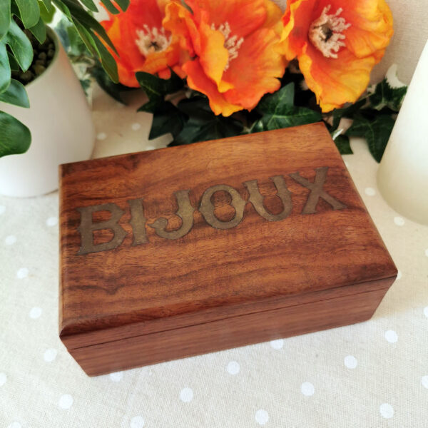 Boîte en bois avec inscription “BIJOUX” incrustée en métal – rangement sobre et élégant