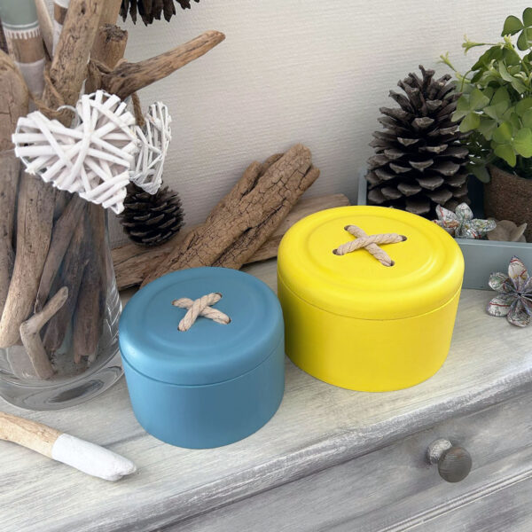 lot de deux boîtes en bois peint avec couvercles en forme de boutons, création française unique