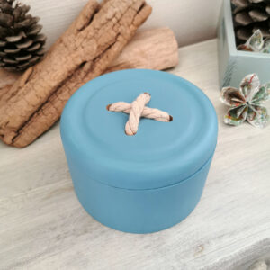 boîte ronde bleue en bois peint avec couvercle en forme de bouton