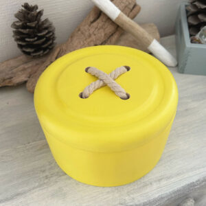 boîte ronde jaune en bois peint avec couvercle en forme de bouton, pièce unique faite main