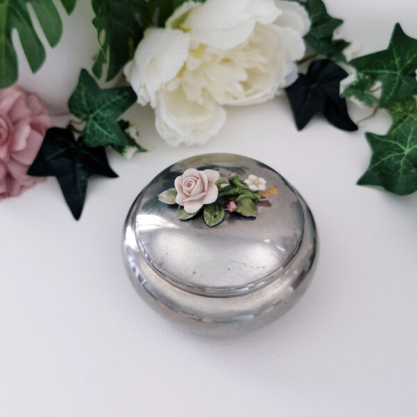 Petite boîte en étain avec décor floral en céramique sur le couvercle