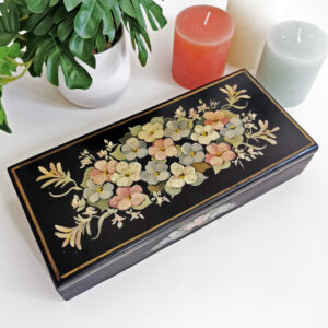 Boite rectangulaire en bois peint à la main avec décor floral pastel sur fond noir