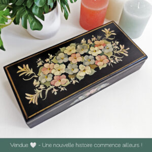 Boite rectangulaire en bois peint à la main avec décor floral pastel sur fond noir
