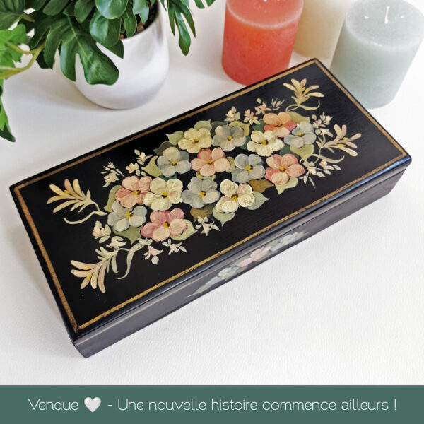 Boite rectangulaire en bois peint à la main avec décor floral pastel sur fond noir