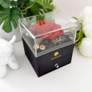 Boîte noire avec tiroir à bijoux et rose éternelle sous cloche transparente