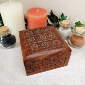 Petite boîte carrée en bois sculptée à la main avec motifs floraux