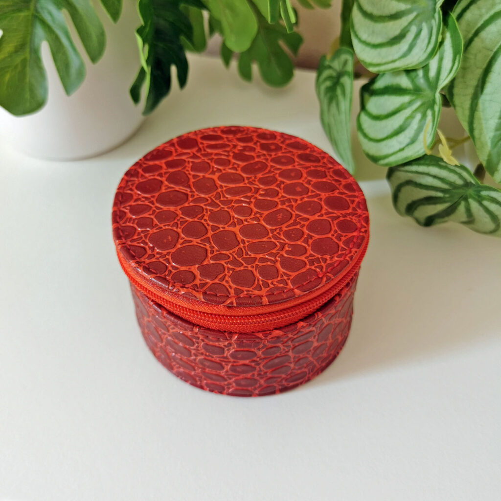 Boîte à bijoux réveil de voyage rouge effet croco avec couvercle zippé