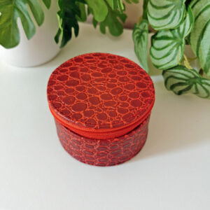 Boîte à bijoux réveil de voyage rouge effet croco avec couvercle zippé