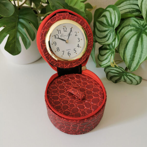 Boite à bijoux / réveil de voyage rouge effet croco – Image 2