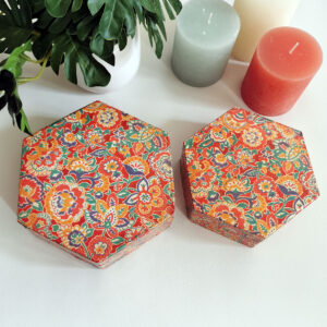 Lot de 2 boites hexagonales colorées à motifs floraux, de la marque Oriental Gallery