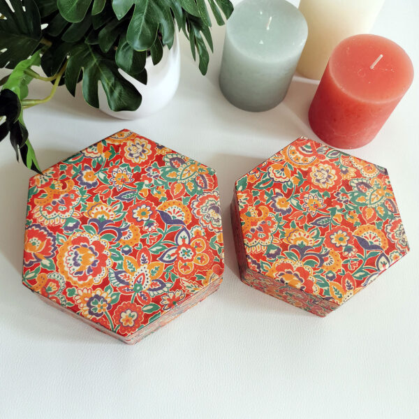 Lot de 2 boites hexagonales colorées à motifs floraux, de la marque Oriental Gallery