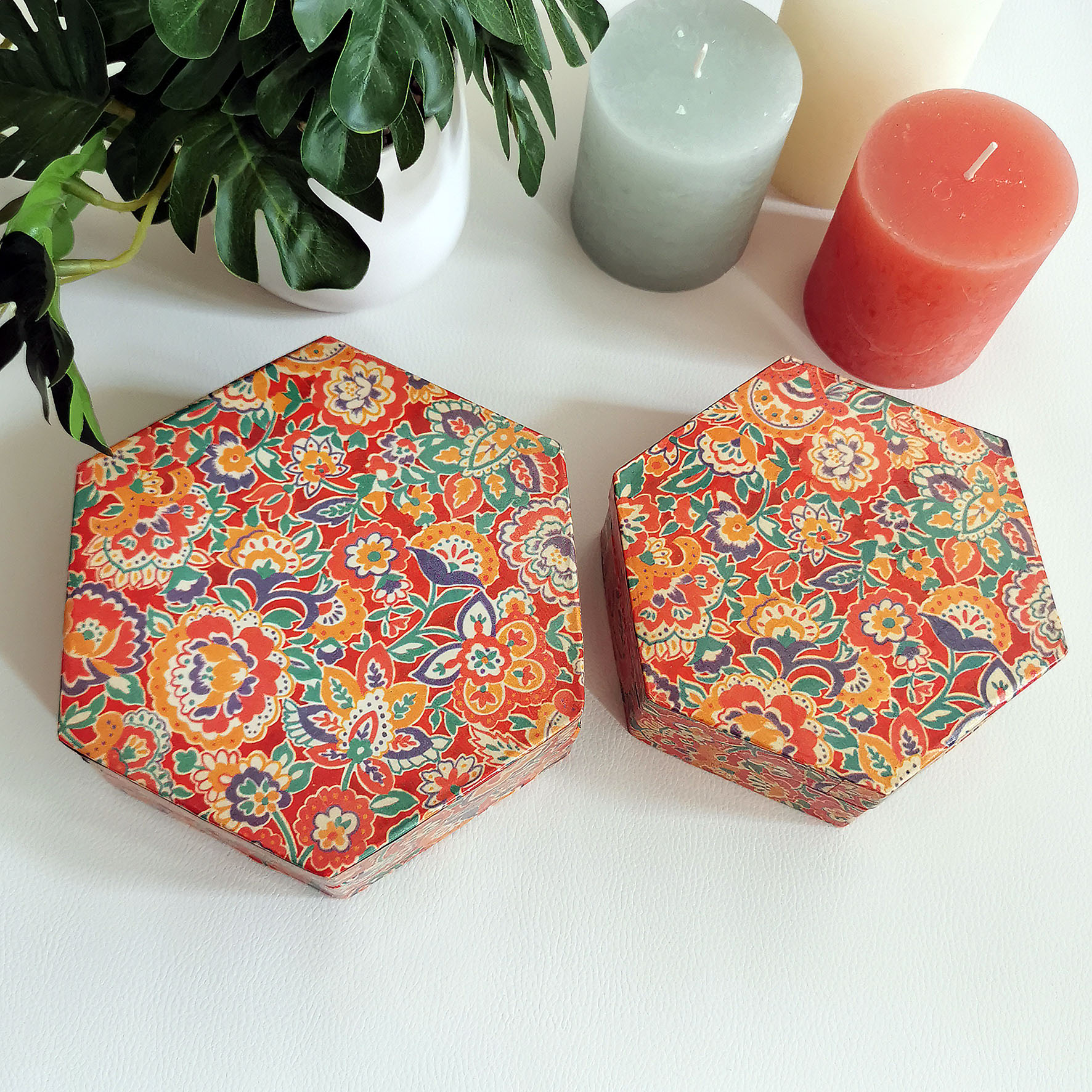 Deux boîtes hexagonales colorées à motifs floraux, de la marque Oriental Gallery