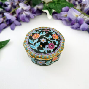 Toute petite boîte en céramique peinte à la main avec décor floral multicolore sur fond noir et liserai doré