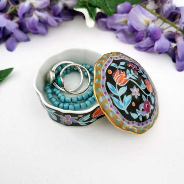 Toute petite boîte en céramique peinte à la main avec décor floral multicolore sur fond noir et liserai doré