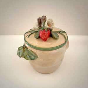 pot en céramique émaillée avec décor fraise et fleurs en relief