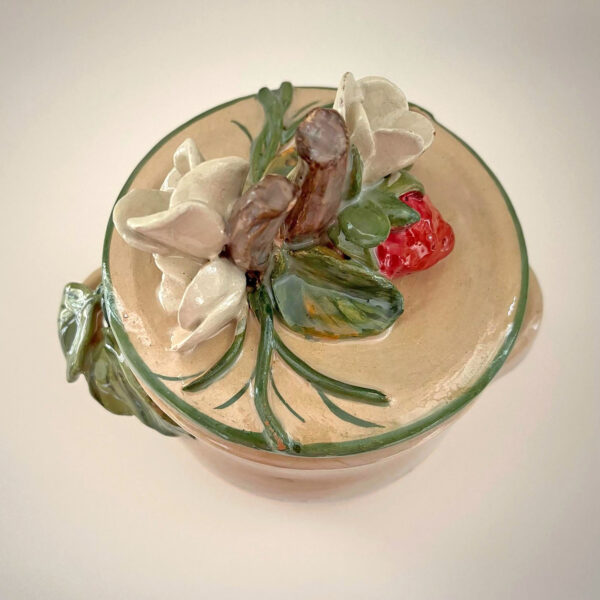 Pot en céramique émaillée décor fraise, fleurs & feuillage – Image 3