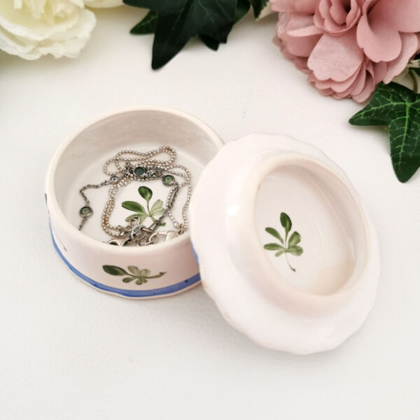 Petite boite en faïence décorée à la main - fleurs et feuillages bleus et roses – Image 2