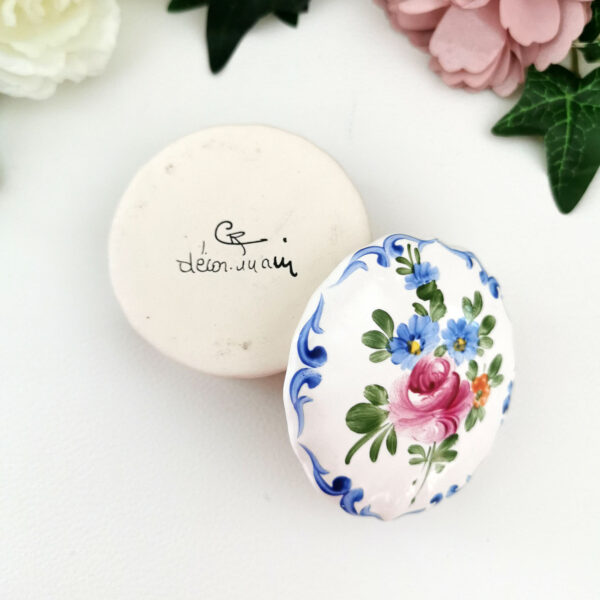 Petite boite en faïence décorée à la main - fleurs et feuillages bleus et roses – Image 3