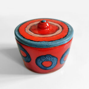 Grande boîte en faïence émaillée rouge et bleue – création Jeux de Mains Jeux de Vilains