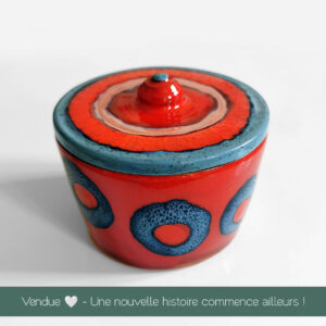 Grande boîte en faïence émaillée rouge et bleue – création Jeux de Mains Jeux de Vilains
