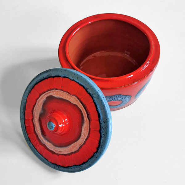 Boite en faïence émaillée rouge et bleue – Image 3