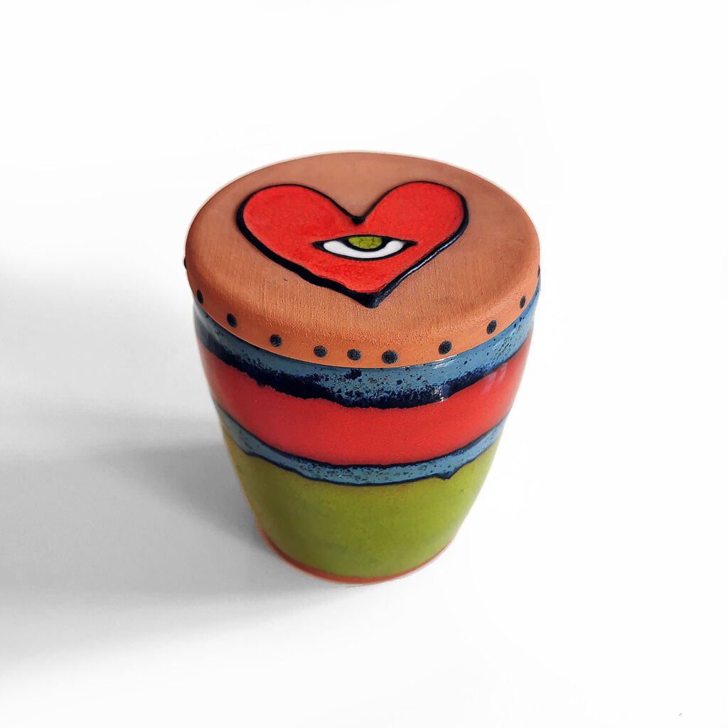 Boîte multicolore avec couvercle motif cœur œil – création Jeux de Mains Jeux de Vilains