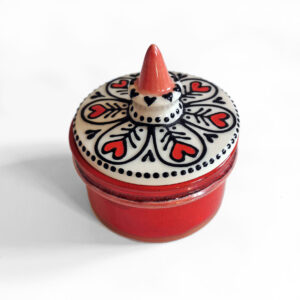 Boîte rouge en faïence avec couvercle décor cœur – création Jeux de Mains Jeux de Vilains