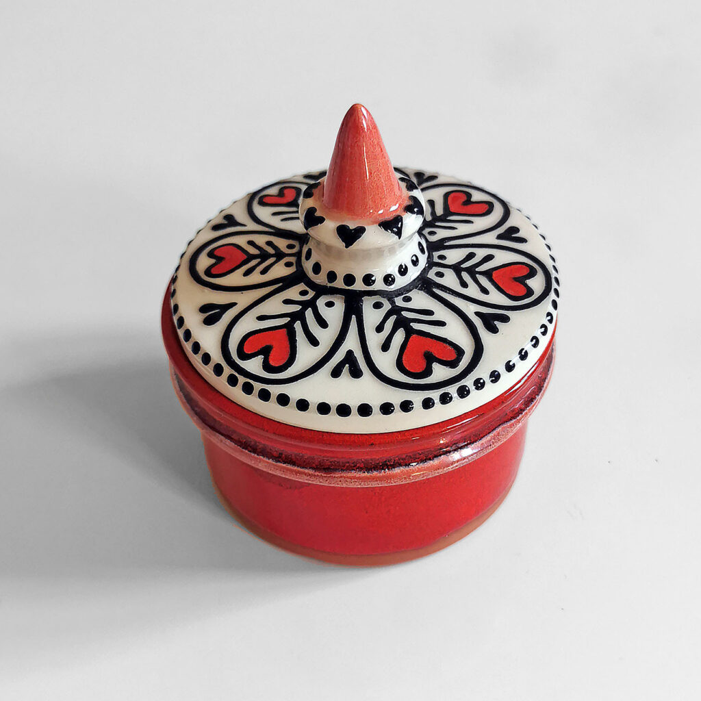Boîte rouge en faïence avec couvercle décor cœur – création Jeux de Mains Jeux de Vilains