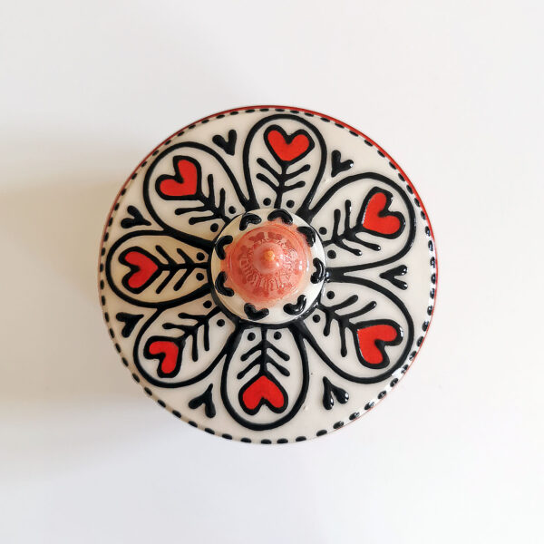 Boite en faïence émaillée rouge - couvercle à motifs et cœurs – Image 2