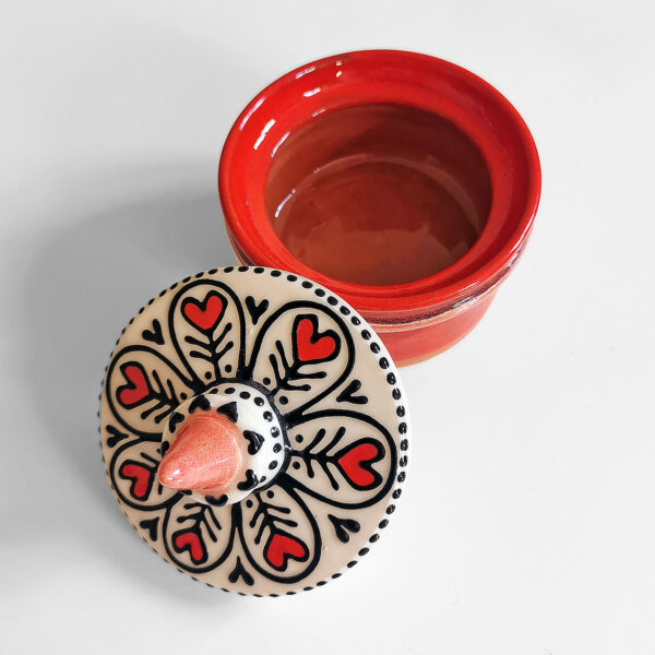 Boite en faïence émaillée rouge - couvercle à motifs et cœurs – Image 3