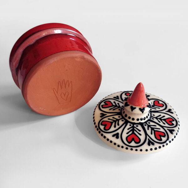 Boite en faïence émaillée rouge - couvercle à motifs et cœurs – Image 4