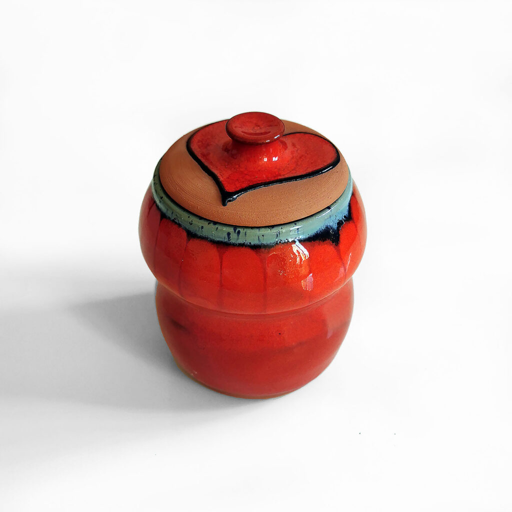 Petite boîte rouge avec couvercle en terre nue décoré d’un cœur – création Jeux de Mains Jeux de Vilains