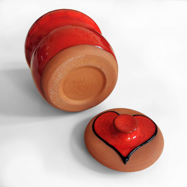 Boite en faïence rouge - couvercle brut à cœur peint – Image 4