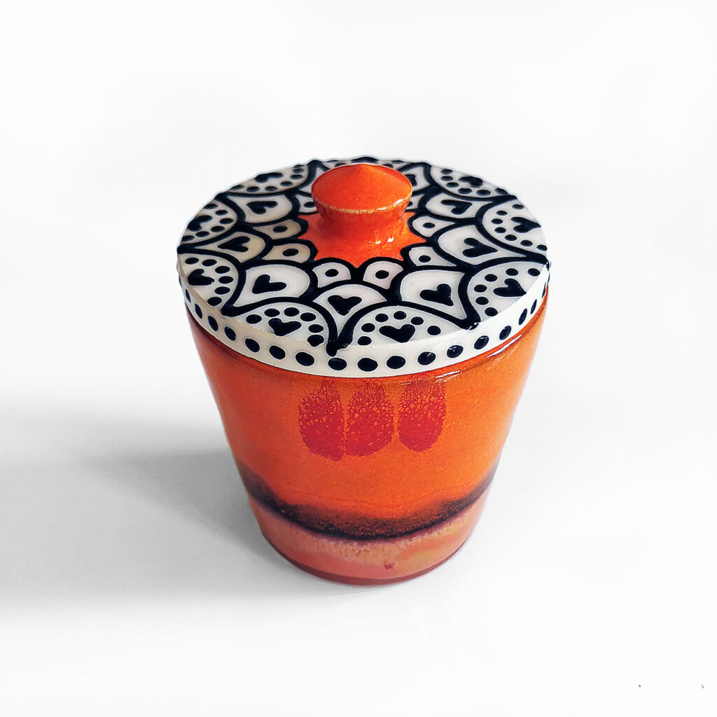 Boîte en faïence orange avec couvercle noir et blanc – création Jeux de Mains Jeux de Vilains